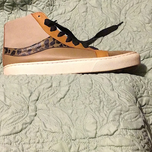 COACH Suede High Top Sneakers size 8-D only worn twice. In 9.9 condition. - Picture 6 of 12